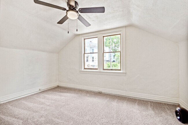 Building Photo - GREAT TWO BEDROOM IN SOUTH SIDE SLOPES!