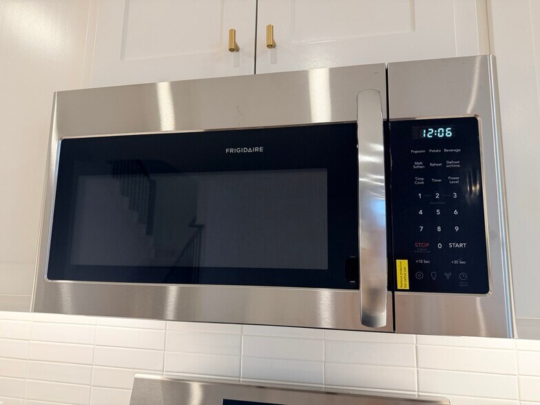 microwave - 4809 Lunker St