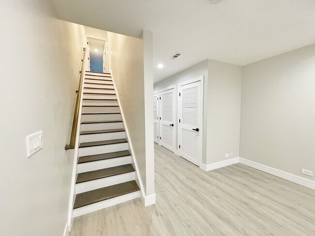 Building Photo - 2427 W Grenshaw St