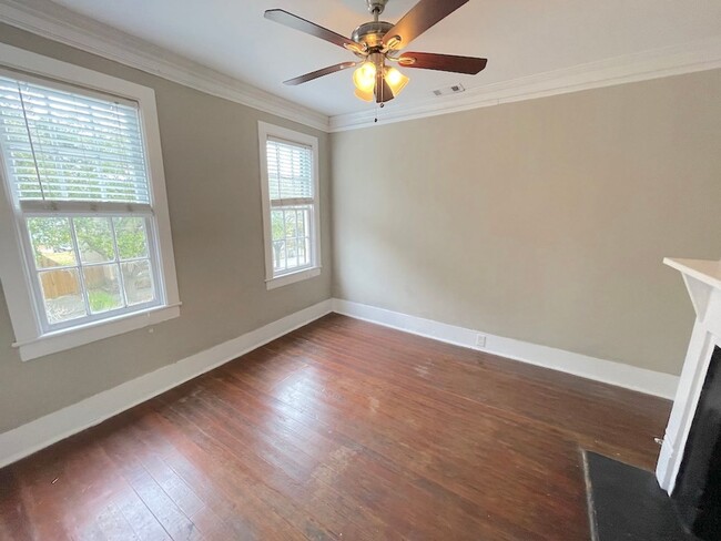 Building Photo - 2 BED | 1.5 BATH | VICTORIAN DISTRICT | PR...