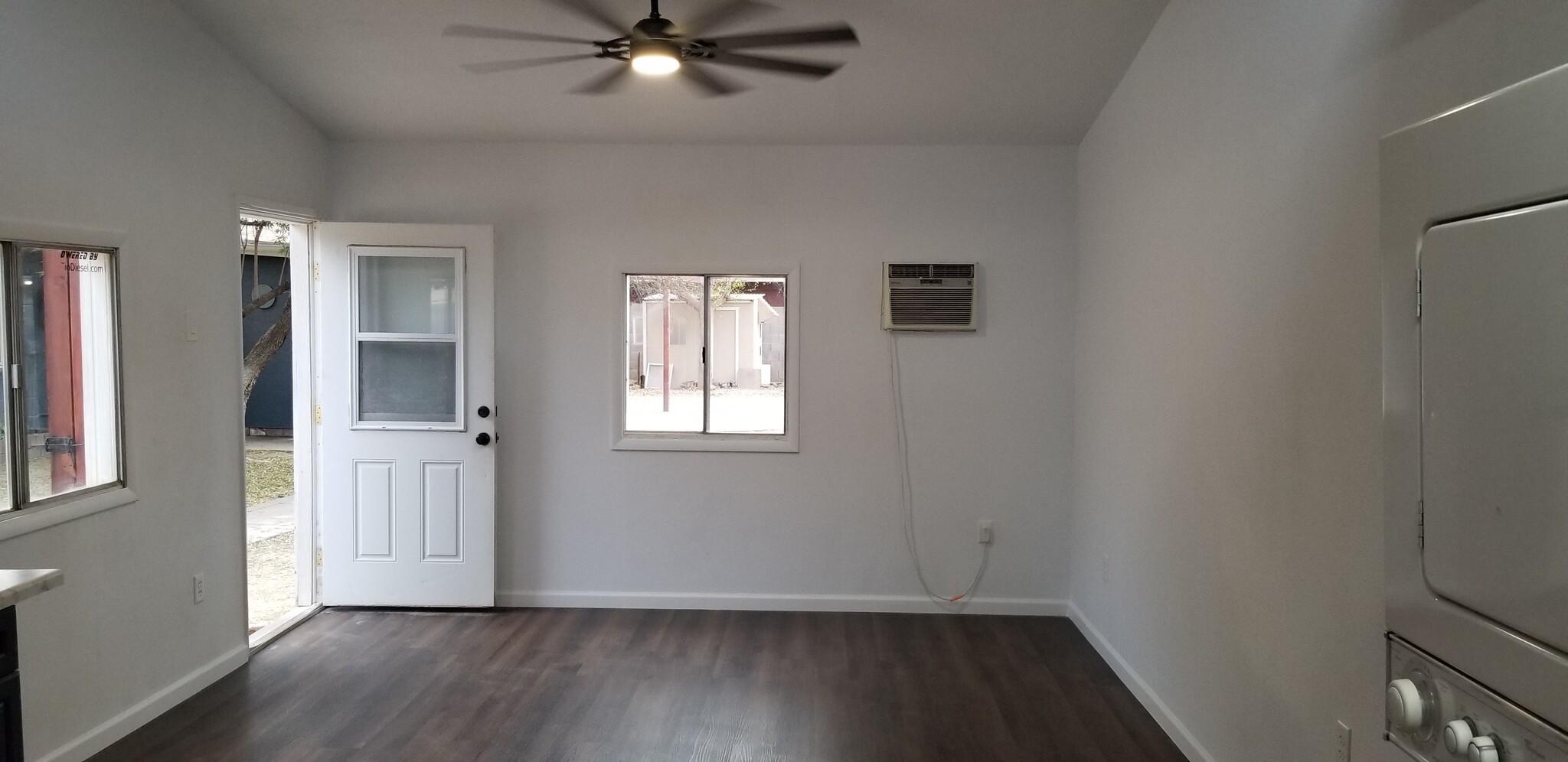 Entrance interior view - 1618 W Gardenia Dr