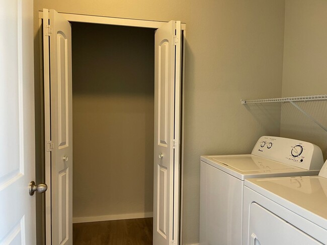 Building Photo - Newer-Very Nice 2 Bedroom 1 Bath Upstairs Apartment****HALF OFF FIRST FULL MONTHS RENT******Pet F...