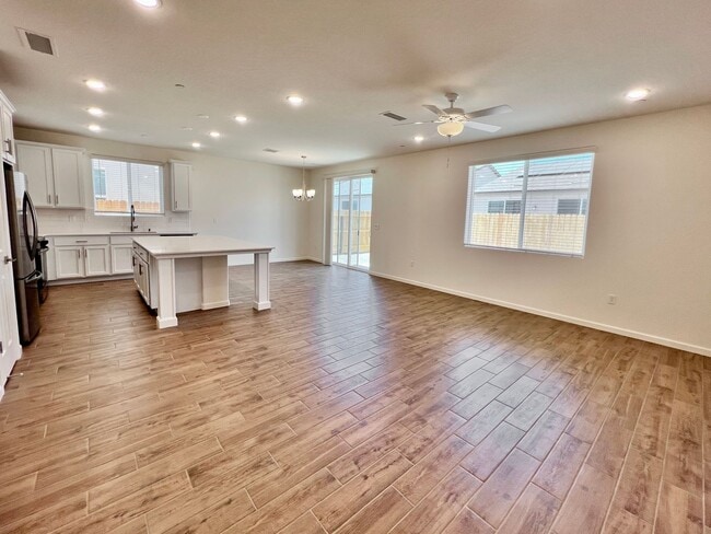 Building Photo - $2,550 Armstrong & Olive, 3 Bedroom - E. W...