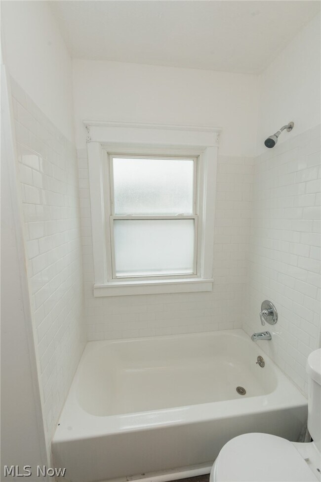 Building Photo - 1519 Ridgewood Ave