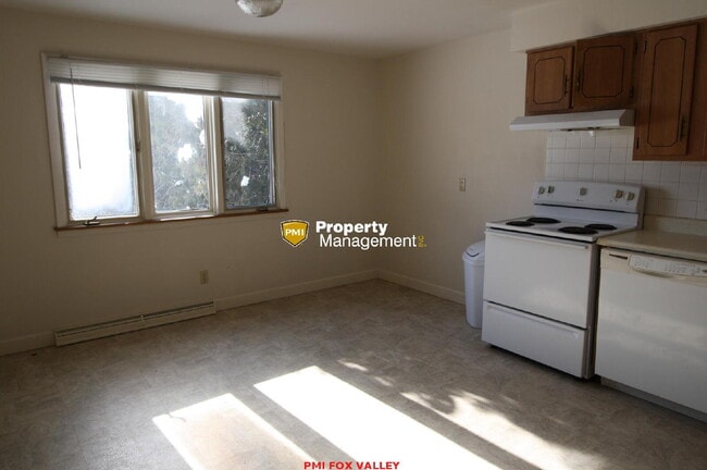 Building Photo - LARGE 2 BEDROOM / 1.5 BATHROOM