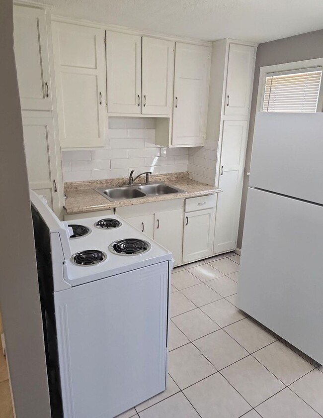 Building Photo - 617-617 N Broadway St