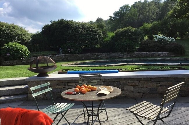 Building Photo - 11 Rolling Hills Dr