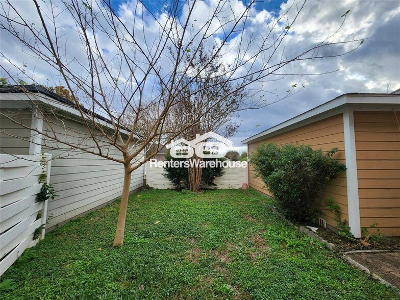 Building Photo - 15859 E Park Ct