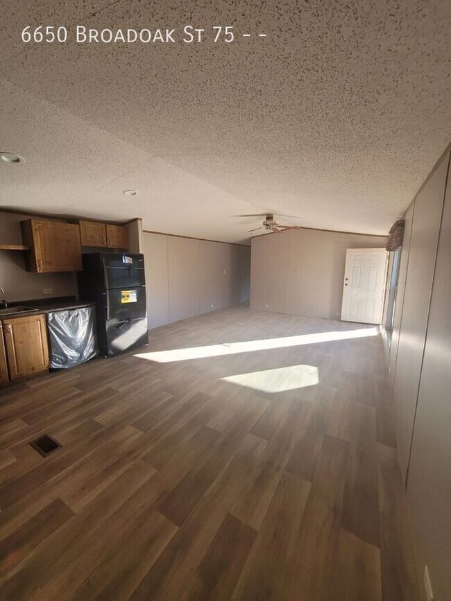 Building Photo - 6650 Broadoak St