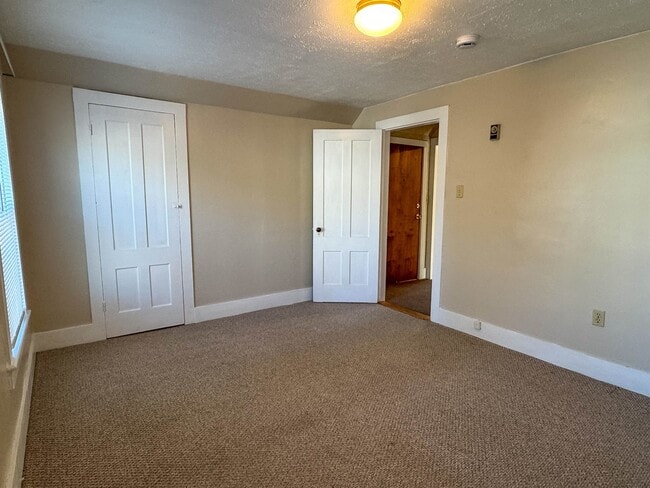 Building Photo - 334 Elm St