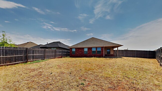 Building Photo - Beautiful 4 Bedroom 2 Bathroom Home in Pie...