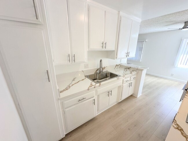 Building Photo - Highly updated 1bd/1ba in Canoga Park, Chatsworth adjacent! Parking included