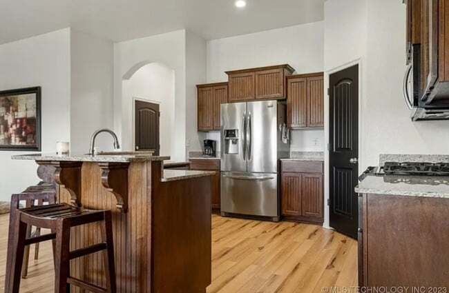 Building Photo - 4 Bed 2 Bath, 3 Car Garage
