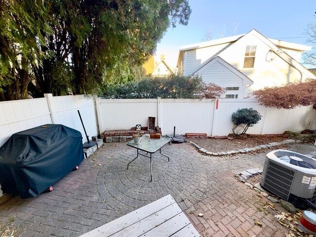 Building Photo - 8 Fox Point Rd