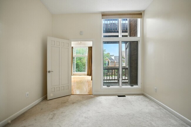 Building Photo - 696 Mowbray Arch