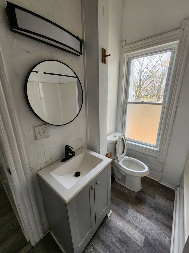 Building Photo - Charming 4-Bedroom Property in Prime Location (SECTION 8 VOUCHERS ACCEPTED)