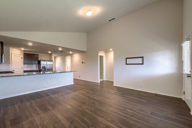 Building Photo - Stunning 4 bedroom offering 50% off the fi...