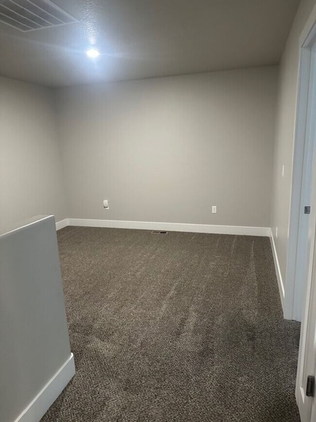 Building Photo - Amazing 3 bed, 2.5 bath with 2 car garage townhome!