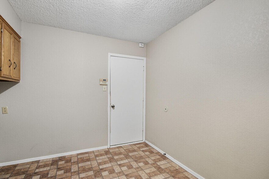 Building Photo - 4934 Greenslope Dr