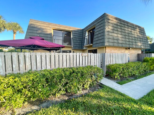 Building Photo - Beautiful Townhome in West Palm Beach!