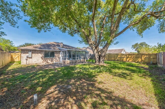 Building Photo - 809 Willow Creek Dr