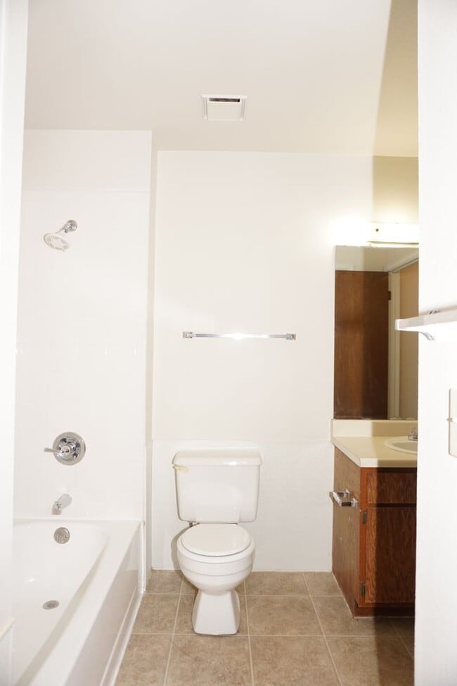 Building Photo - 2 Bedroom Townhome Located near Downtown Colorado Springs