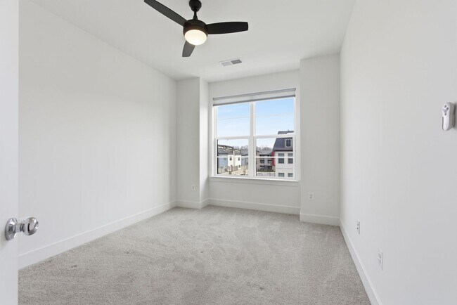 Building Photo - Beautiful 4 BR/4.5 BA EOG Townhome in Laurel!