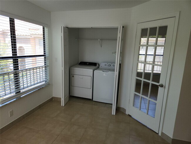 Building Photo - 2826 S University Dr