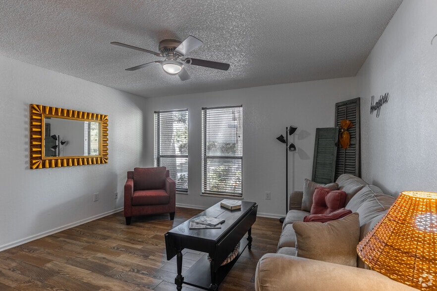 1BR, 1BA - 680SF - Living Room - Deerfield Village