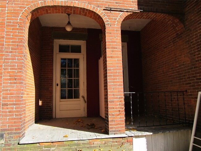 Building Photo - 34 Hathaway St E