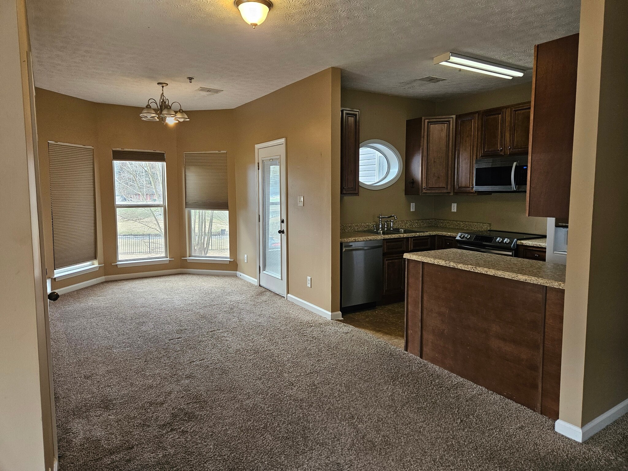 Building Photo - 136 1st St