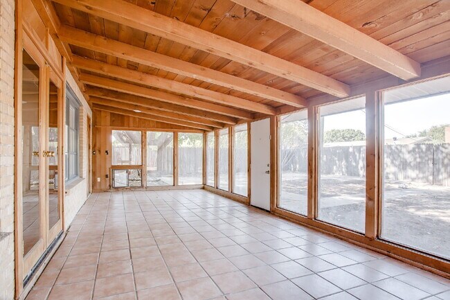 Building Photo - Large 4 bedroom!