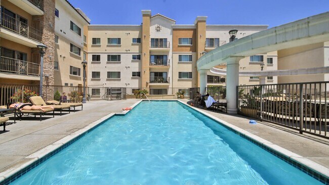 Building Photo - Beautiful 3 Bed/ 2.5 Baths Condo