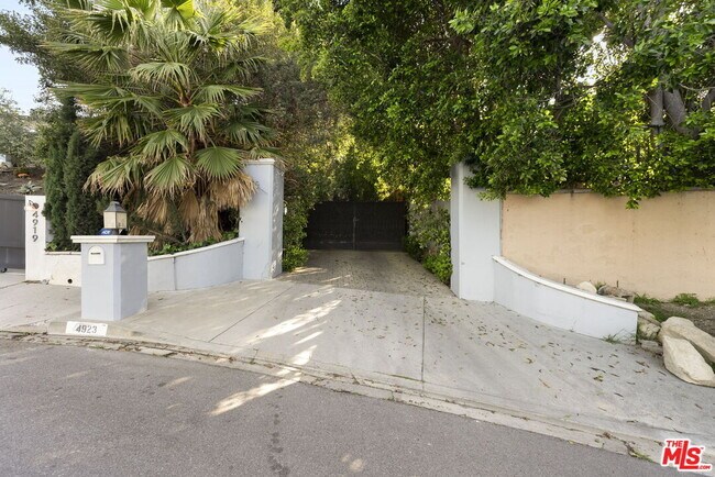 Building Photo - 4923 Amigo Ave