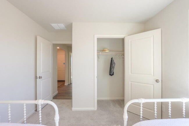 Building Photo - 2400 Tapatio Dr