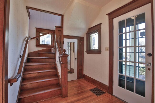Building Photo - Gorgeous Vintage Home in Downtown Langley with Detached Guest Studio!!