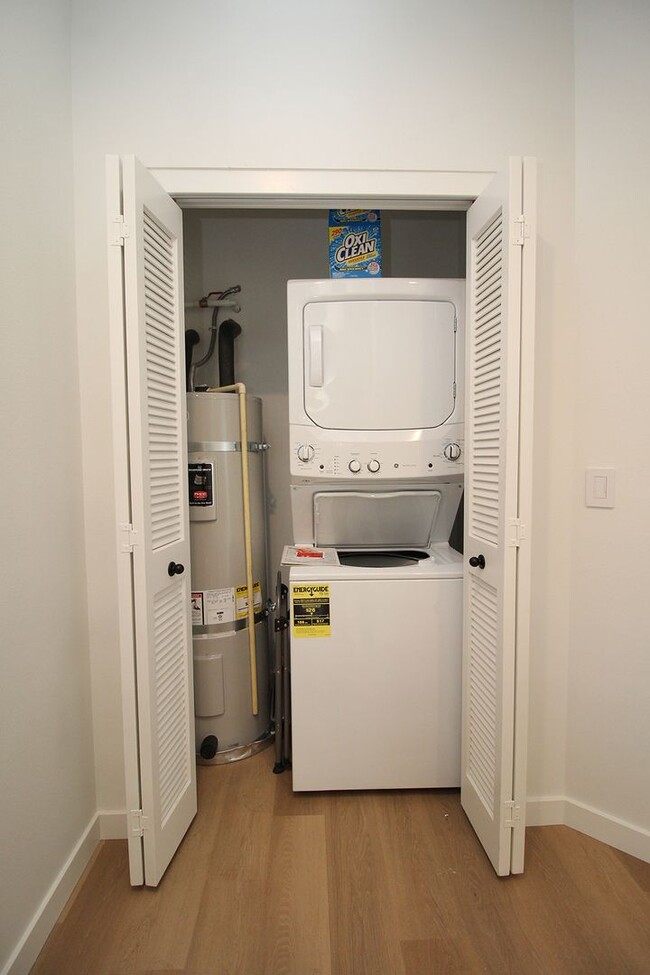 Building Photo - 2516 NE Flanders St