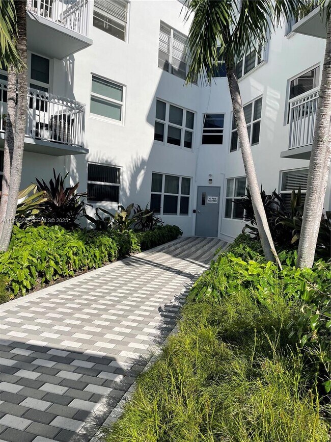 Building Photo - 1913 S Ocean Dr