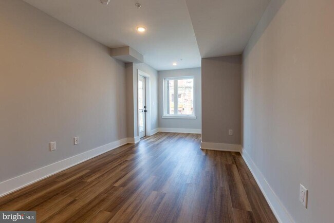 Building Photo - 3965 Lancaster Ave
