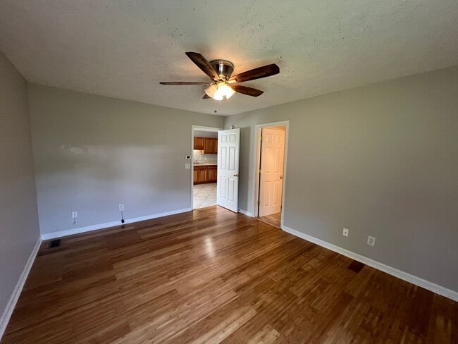 Building Photo - 3 BR 2 Bath home with 2 Car Garage and Hug...