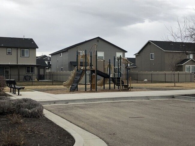 Building Photo - Walking distance to Settlers Park