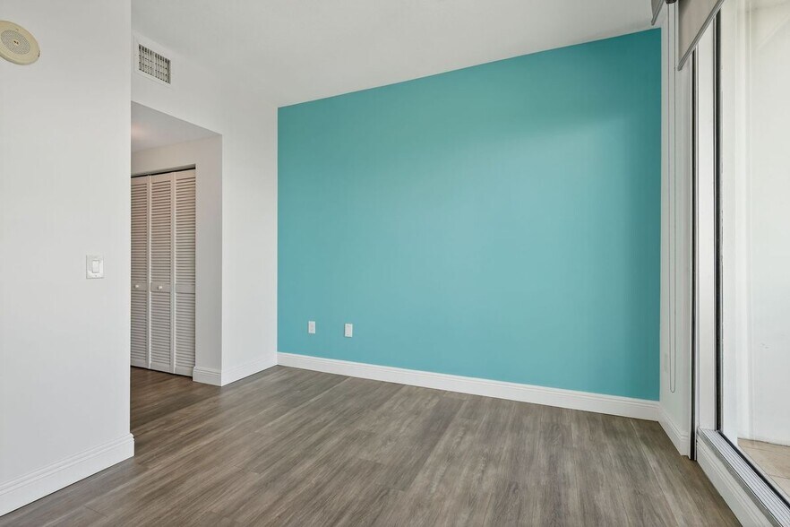 Building Photo - 2021 SW 3rd Ave