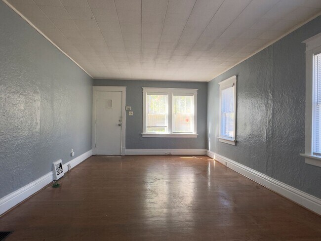 Building Photo - Charming 2-bedroom, 1-bath home featuring 900 sq. ft. of comfortable living space