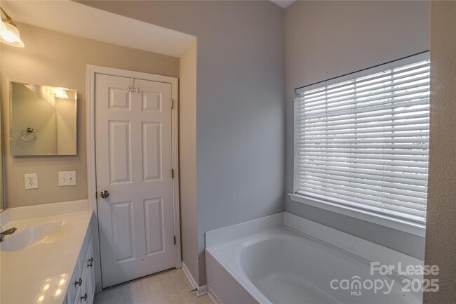 Building Photo - 6434 Gatesville Ln