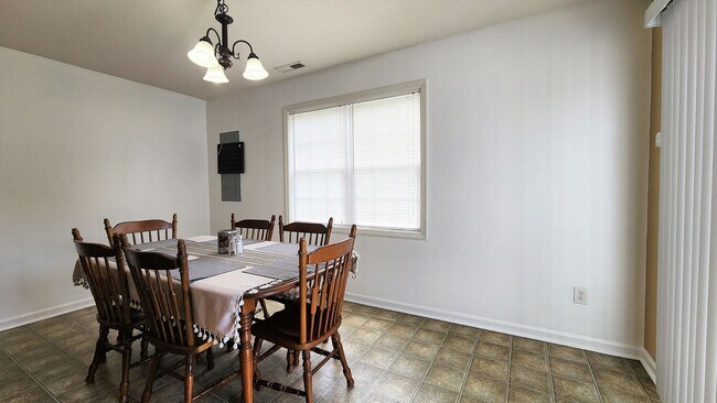 Building Photo - Beautiful 3 bed 2 1/2 bath townhome in a g...