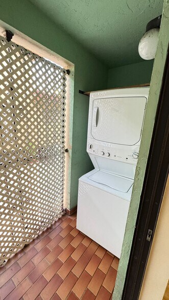 Building Photo - 2319 W 60th St