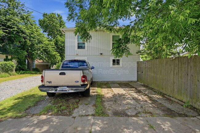Building Photo - 310 S Barrett Ave