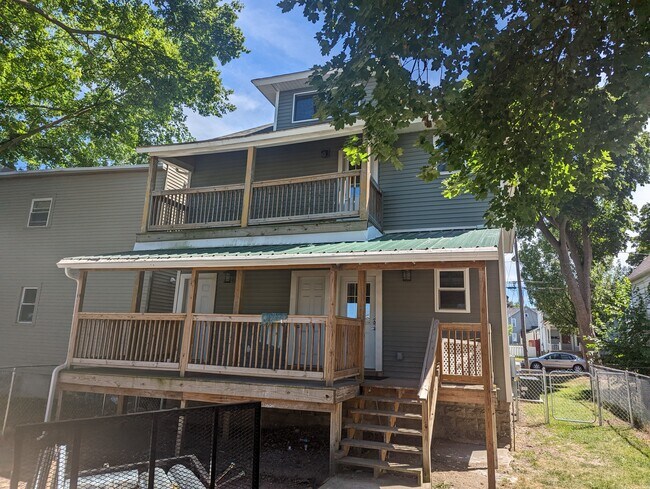 Building Photo - 1015 Watson St SW