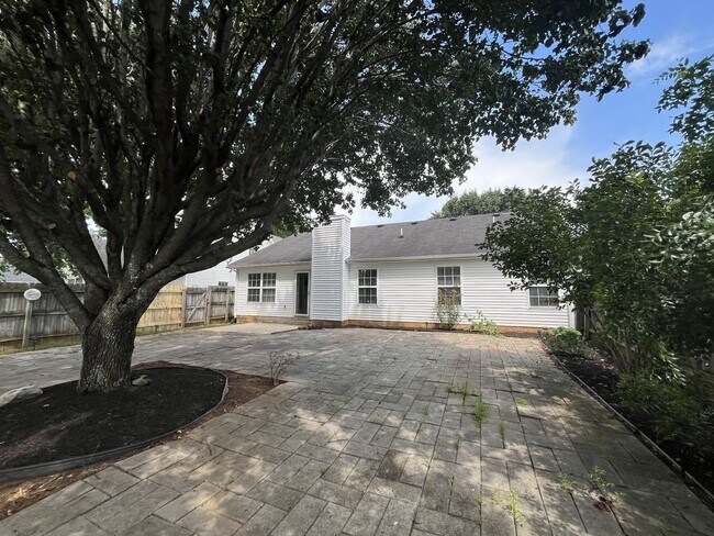 Building Photo - FRESHLY UPDATED RENTAL W/ FIREPLACE & FENC...