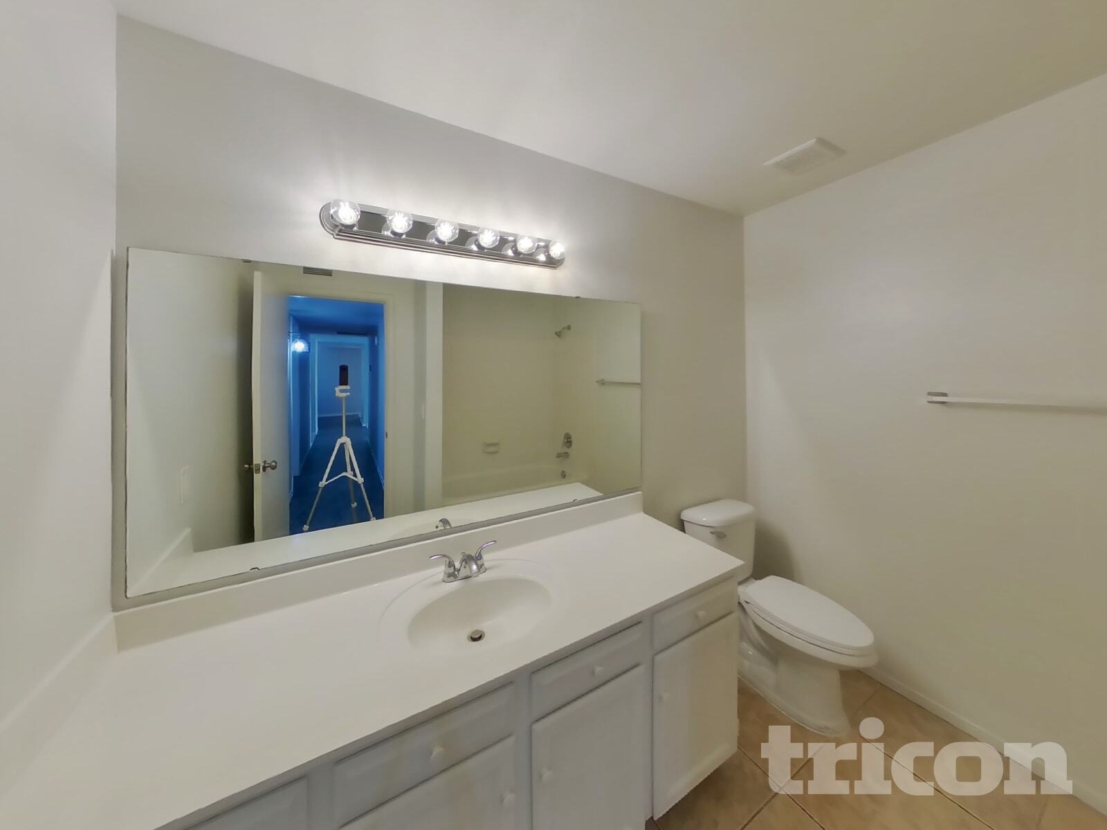 Building Photo - 4901 W Dahlia Dr